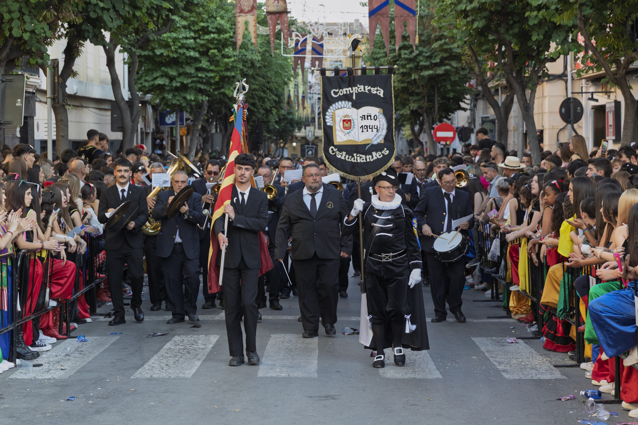 Banda de música acompañando a la comparsa Estudiantes en la Entrada de bandas Banda de música acompañando a la comparsa Estudiantes en la Entrada de bandas