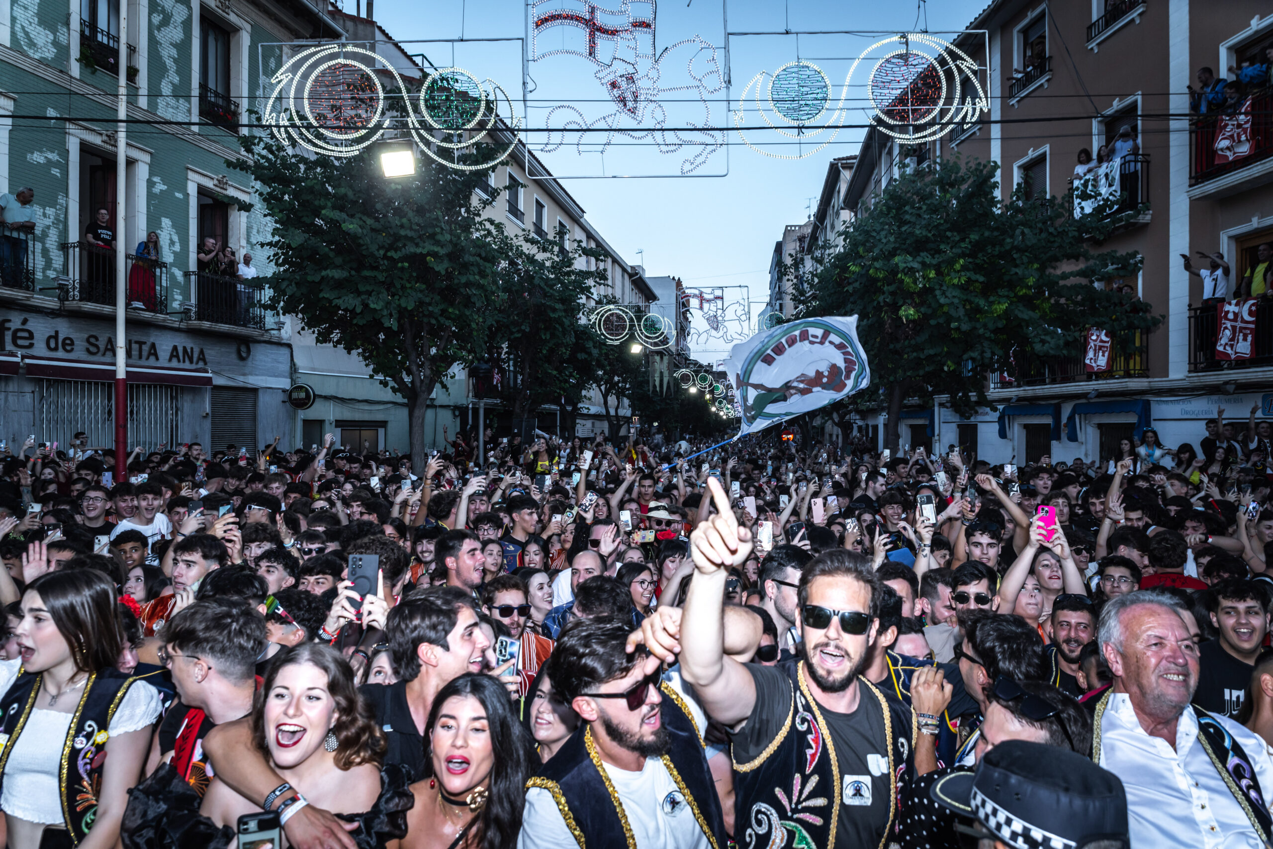 Miles de personas cantando en la Entrada de Bandas Miles de personas cantando en la Entrada de Bandas