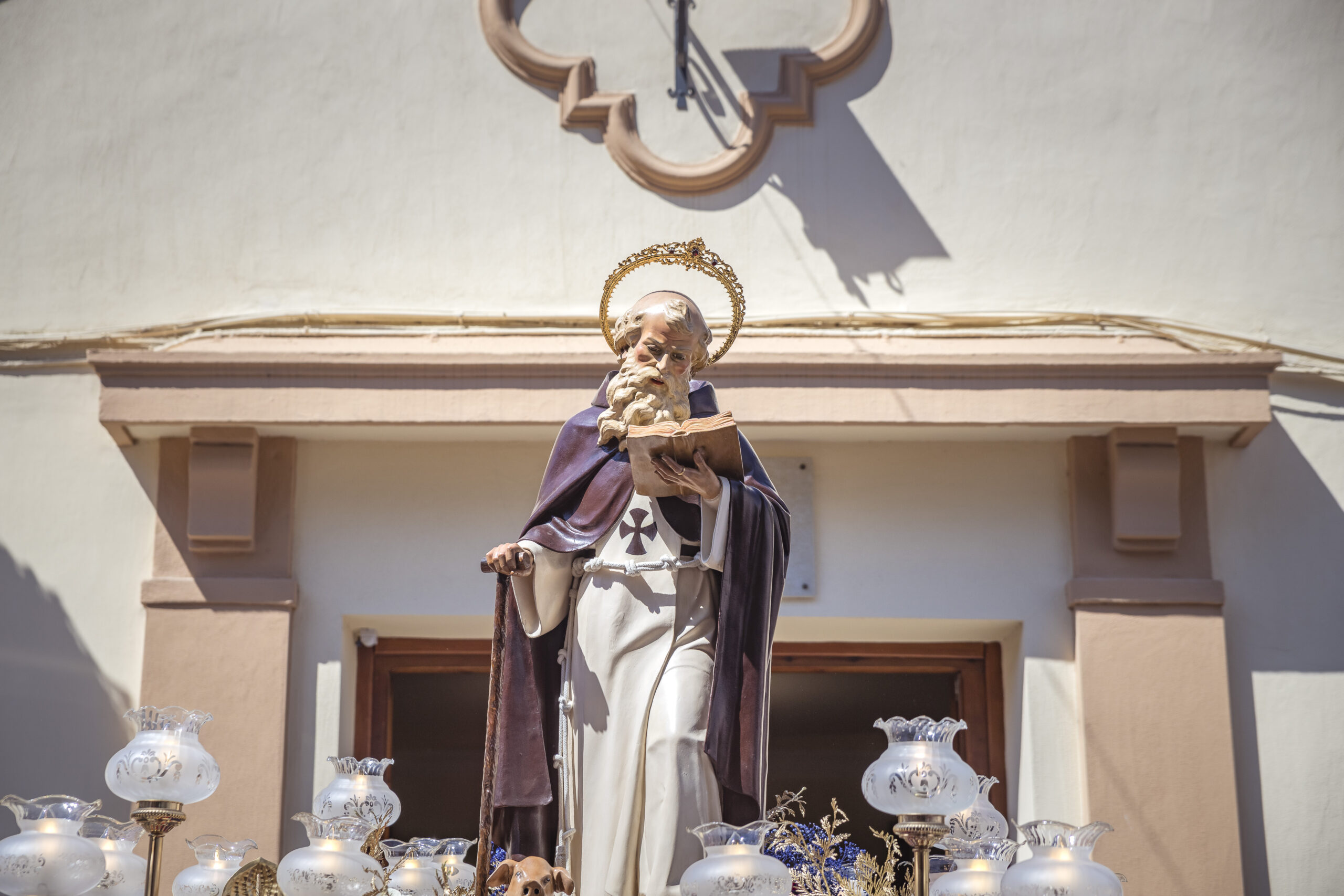 La imagen de San Antón saliendo de su ermita en la mañana del viernes La imagen de San Antón saliendo de su ermita en la mañana del viernes