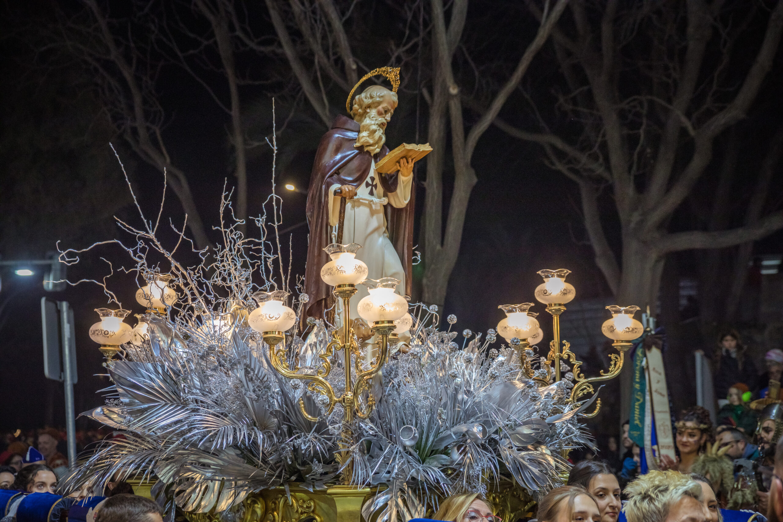 San Antón al salir de su ermita San Antón al salir de su ermita