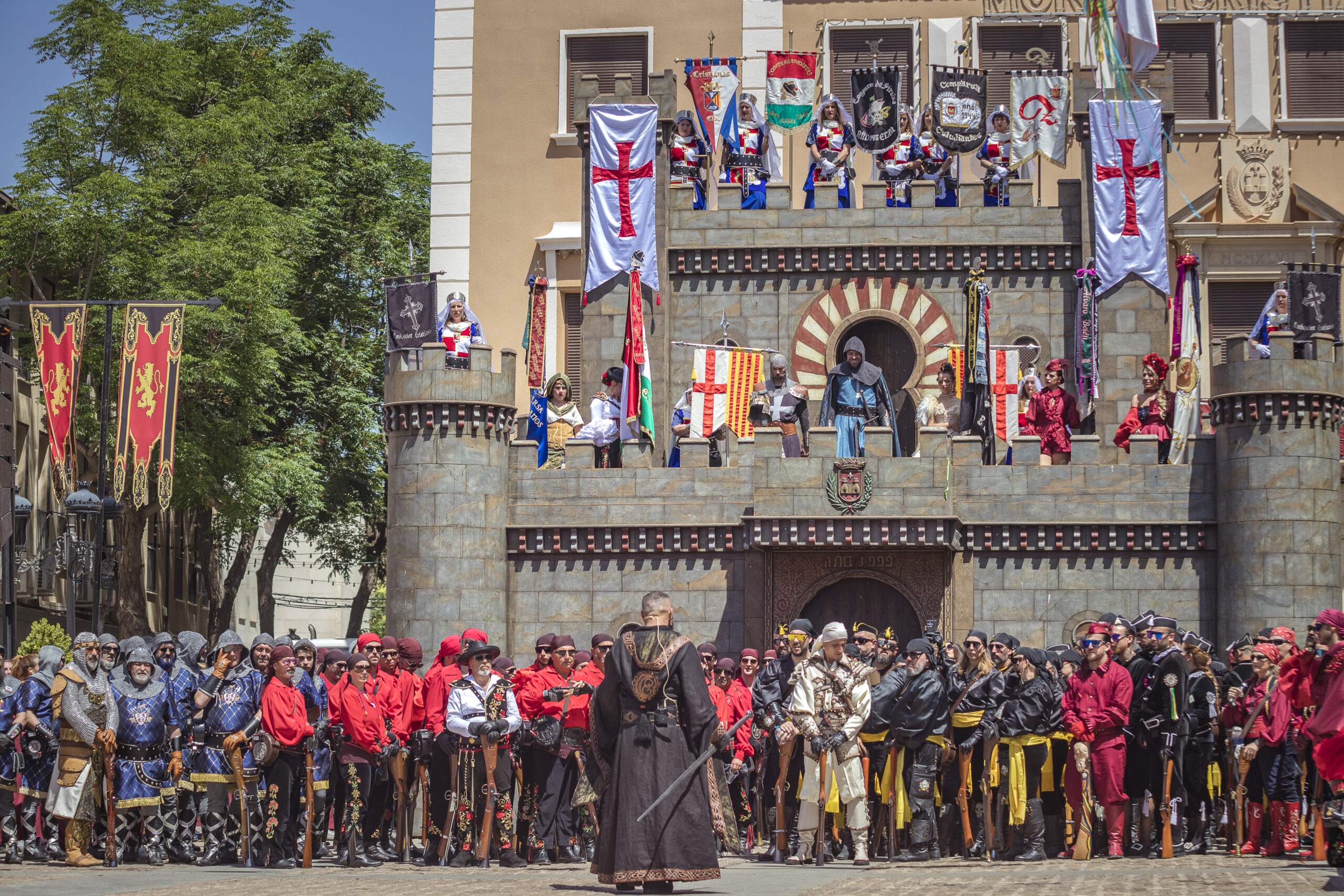 Imagen del castillo de embajadas durante la celebración de la embajada mora, con el embajador moro en primer plano Imagen del castillo de embajadas durante la celebración de la embajada mora, con el embajador moro en primer plano