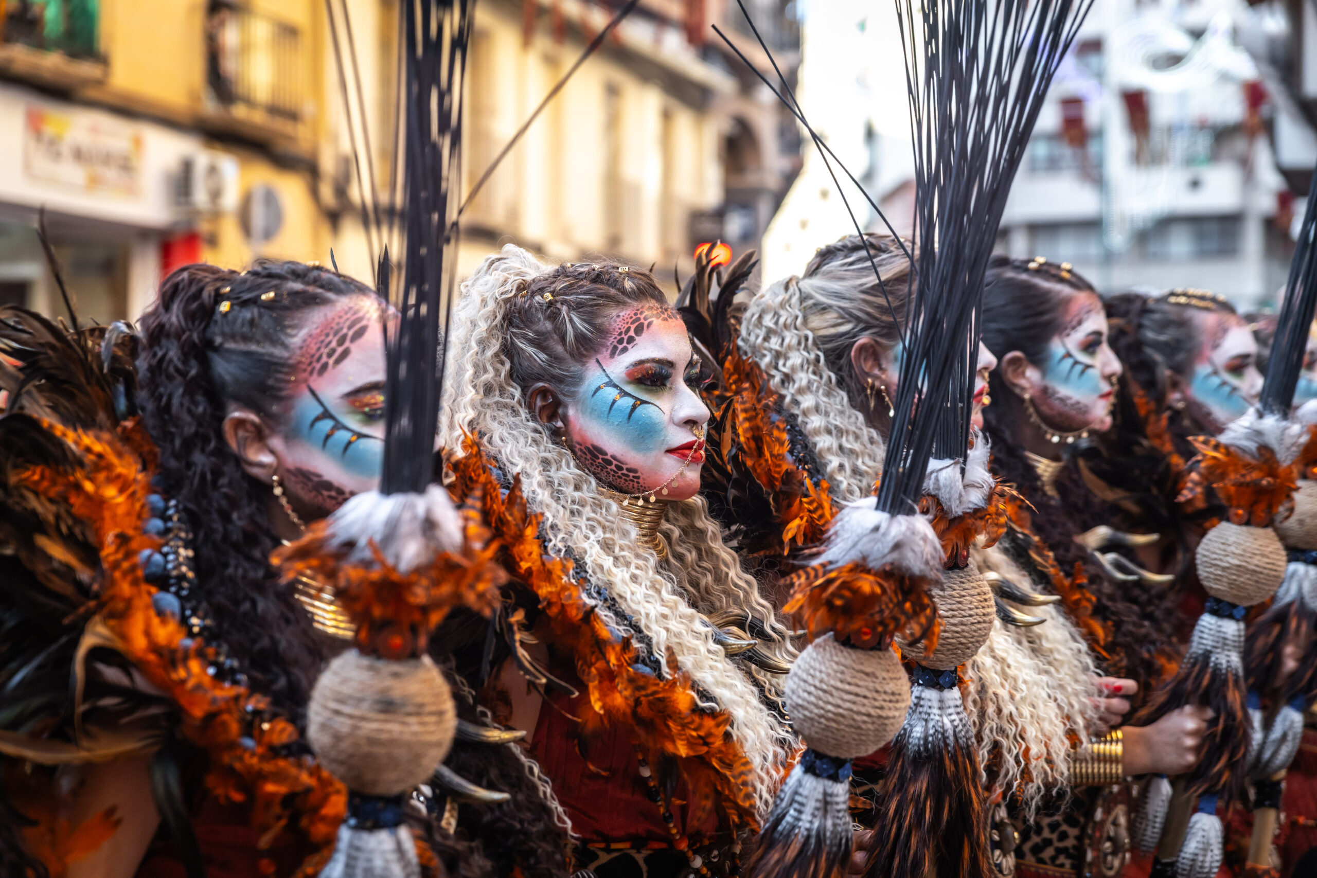 Escuadra femenina con vistoso maquillaje Escuadra femenina con vistoso maquillaje