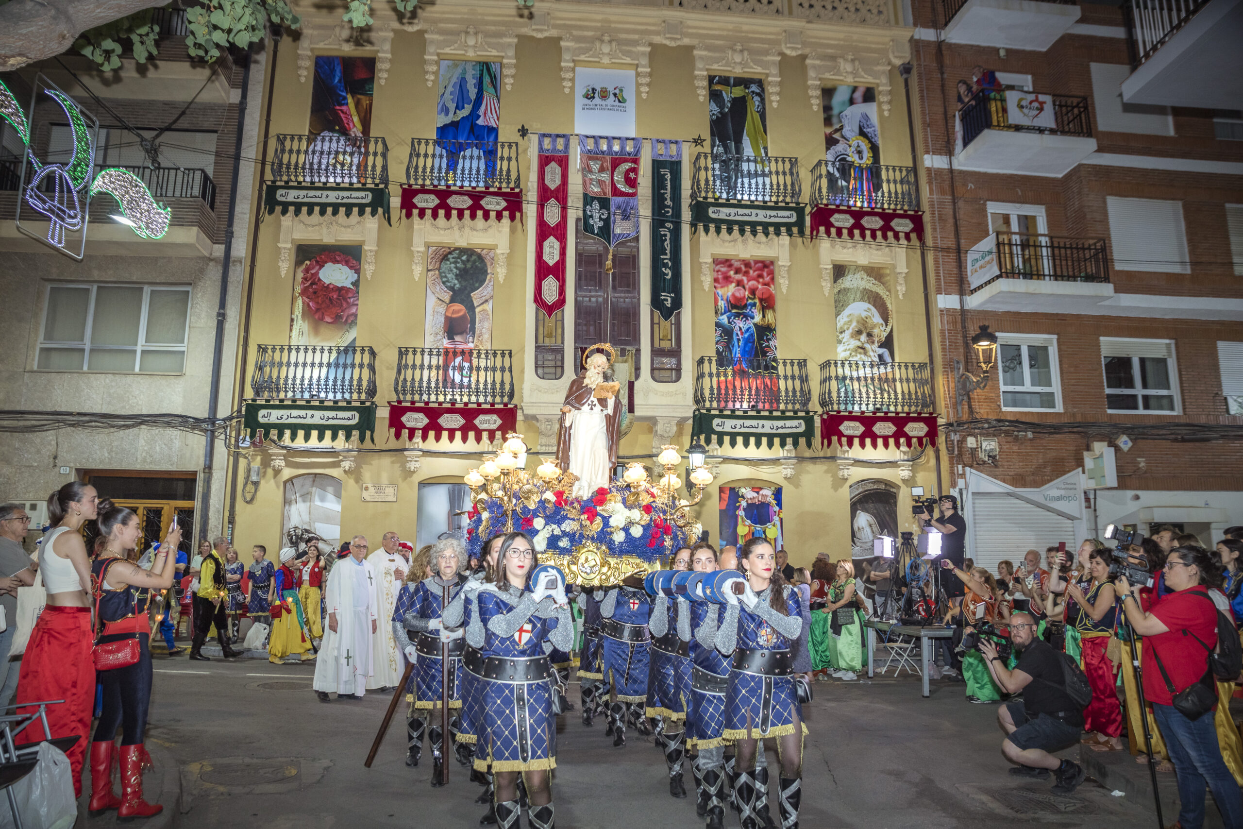 San Antón portado a hombros frente a la fachada de la Casa de la Viuda de Rosas en la procesión San Antón portado a hombros frente a la fachada de la Casa de la Viuda de Rosas en la procesión