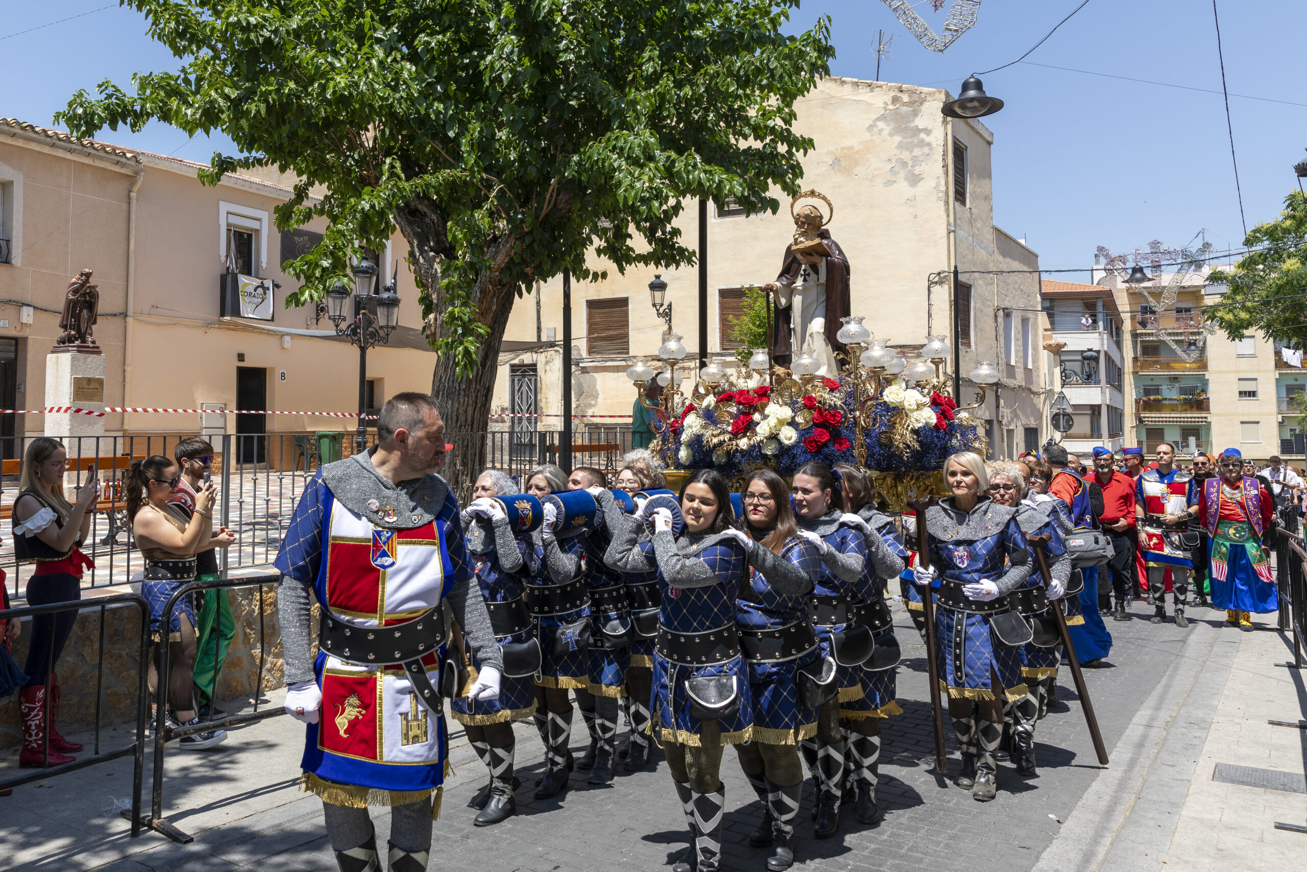 La comparsa Cristianos portando al patrón, San Antón, en el traslado de este el viernes por la mañana La comparsa Cristianos portando al patrón, San Antón, en el traslado de este el viernes por la mañana