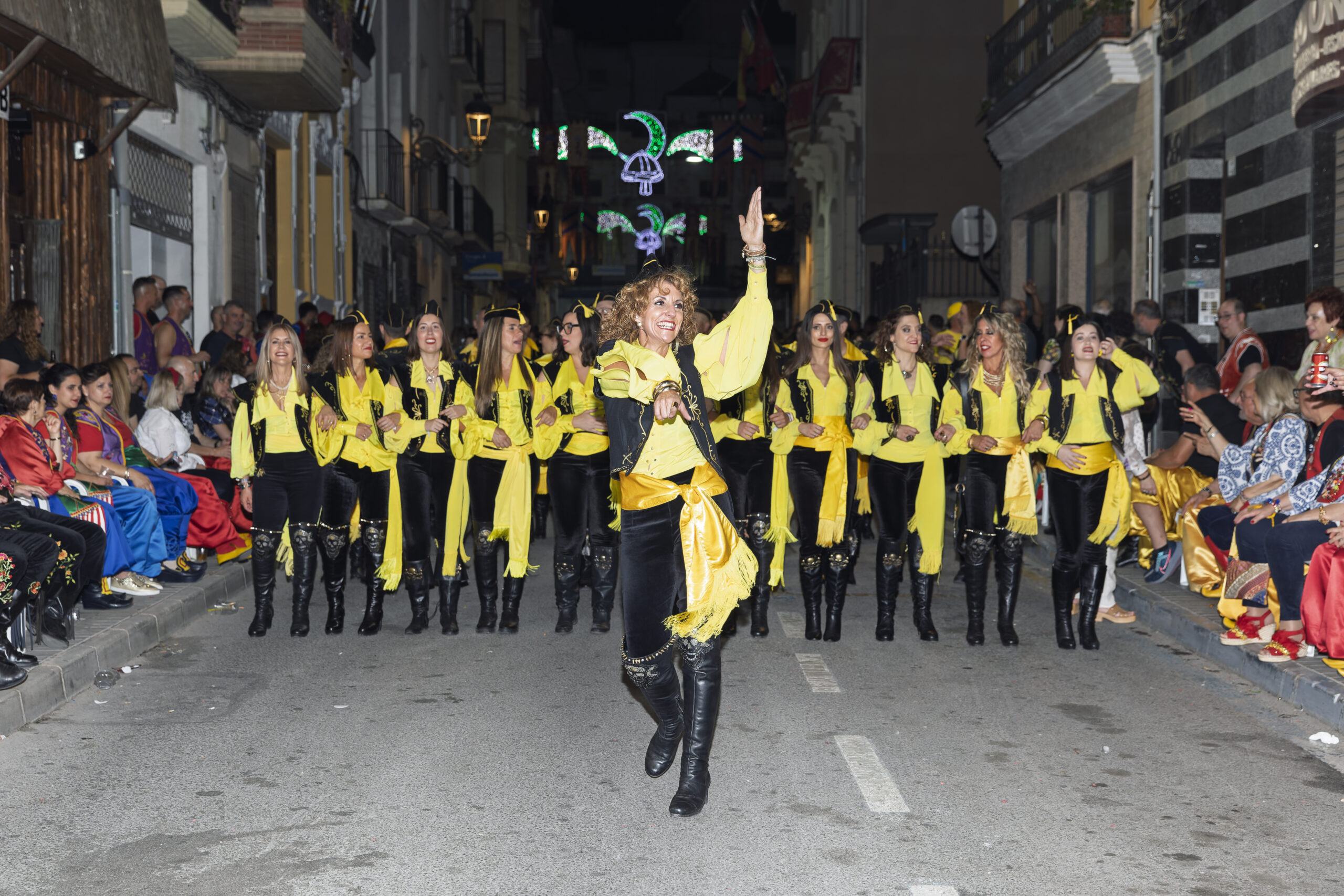 Comparsistas de la comparsa Piratas desfilando en la calle durante la celebración de la Retreta. Comparsistas de la comparsa Piratas desfilando en la calle durante la celebración de la Retreta.